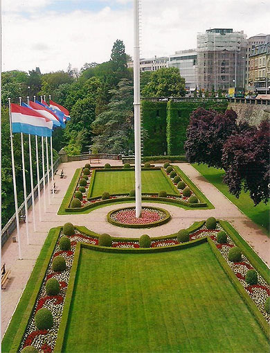 Jardin surplombant la Vallée de la Pétrusse Jardin surplombant la Vallée de la Pétrusse