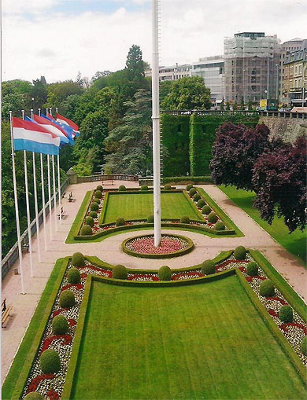 Jardin surplombant la Vallée de la Pétrusse