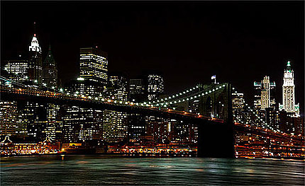 New York nuit sur la skyline de Manhattan, et le Brooklyn Bridge
