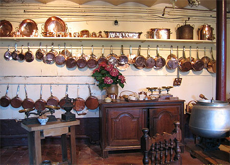 Une belle collection de casseroles en cuivre Une belle collection de casseroles en cuivre