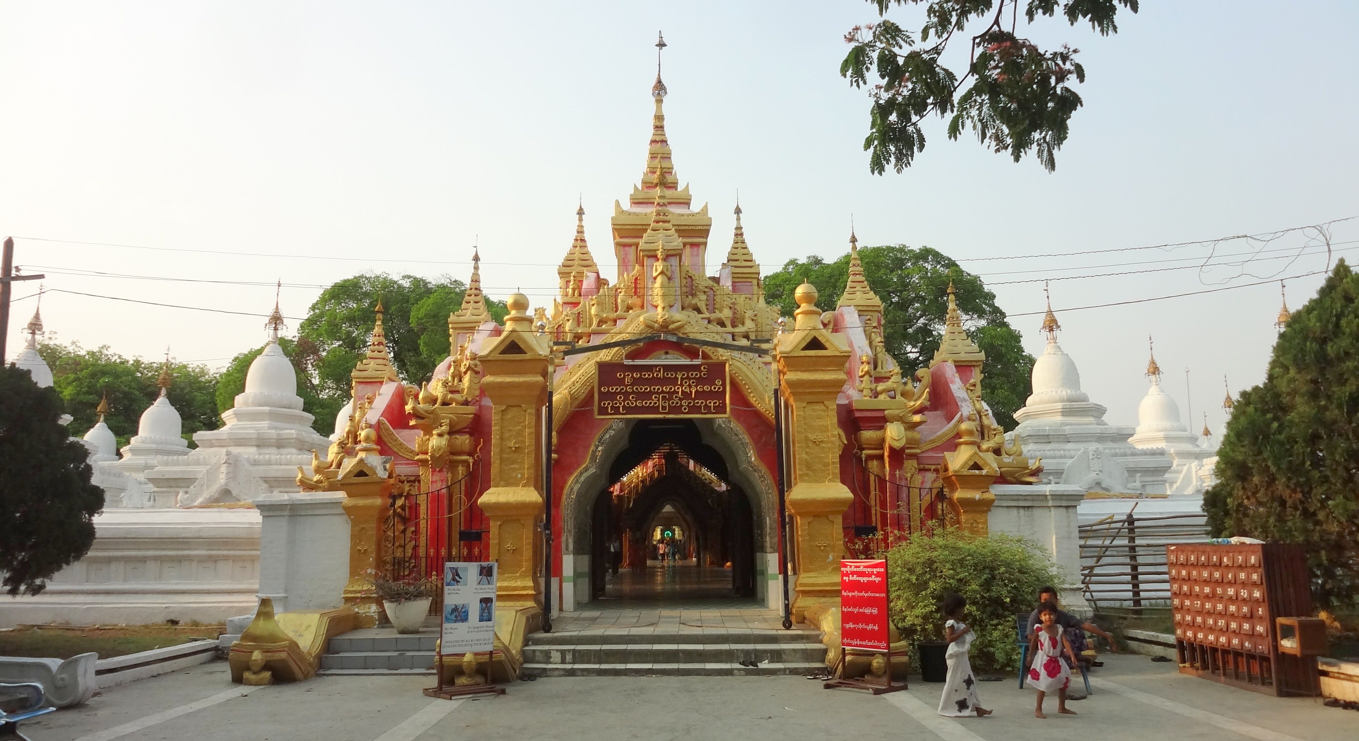 La pagode au 729 stèles de l'aphabet birman