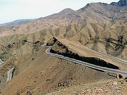 Route dans le désert du Maroc