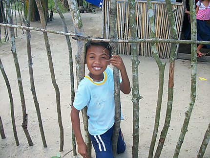 Enfant d'un village de pêcheur à Nacpan