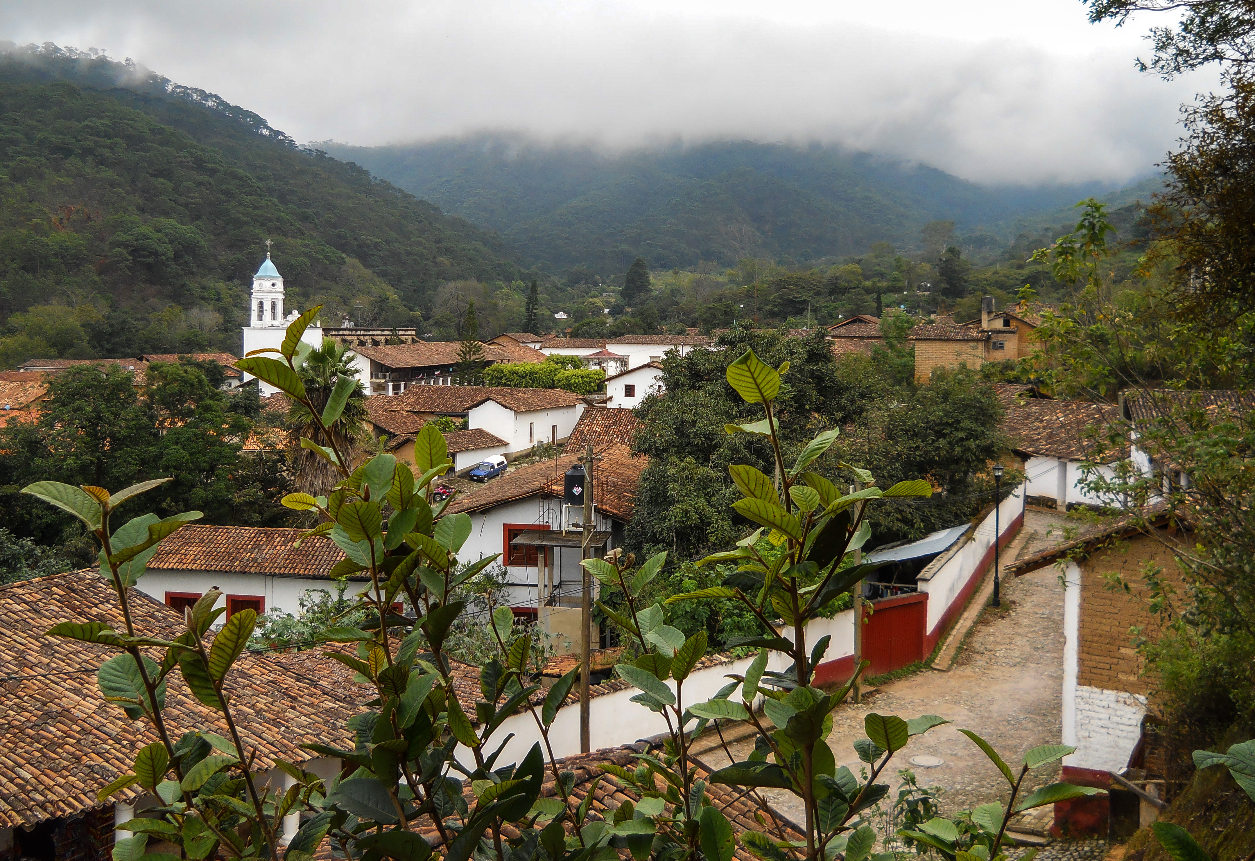 Le village sous la brume Le village sous la brume