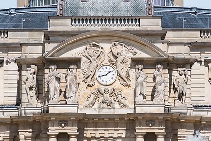 Palais du Luxembourg, horloge entourée de statues