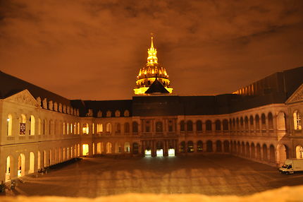 Cour des Invalides de nuit à Paris