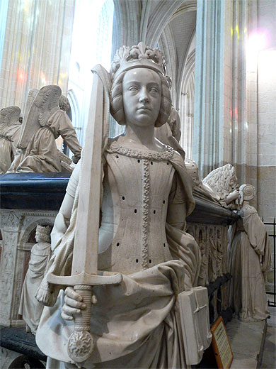 Statue dans la cathédrale de Nantes Statue dans la cathédrale de Nantes