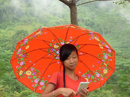 Jeune vietnamienne et son ombrelle