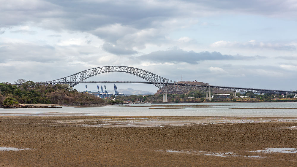 Entrée du canal côté pacifique, pont des Amériques