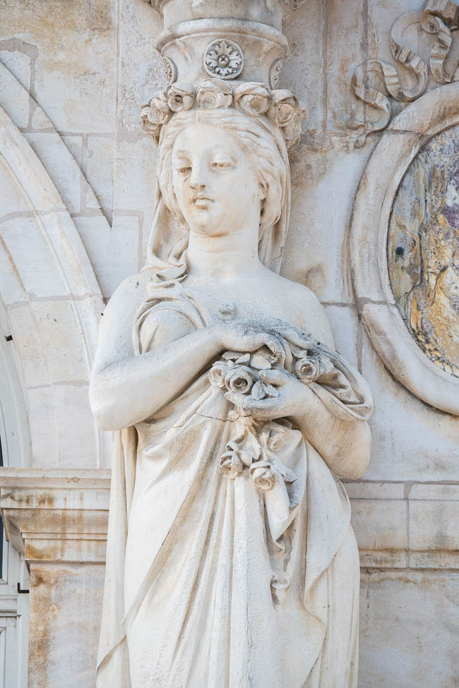 Vichy - Une cariatide devant la façade du Casino Vichy - Une cariatide devant la façade du Casino