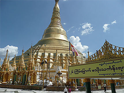 A la pagode Shwedagon 