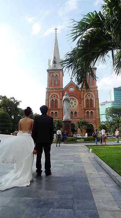 Mariés devant la cathédrale Notre-Dame de Saïgon
