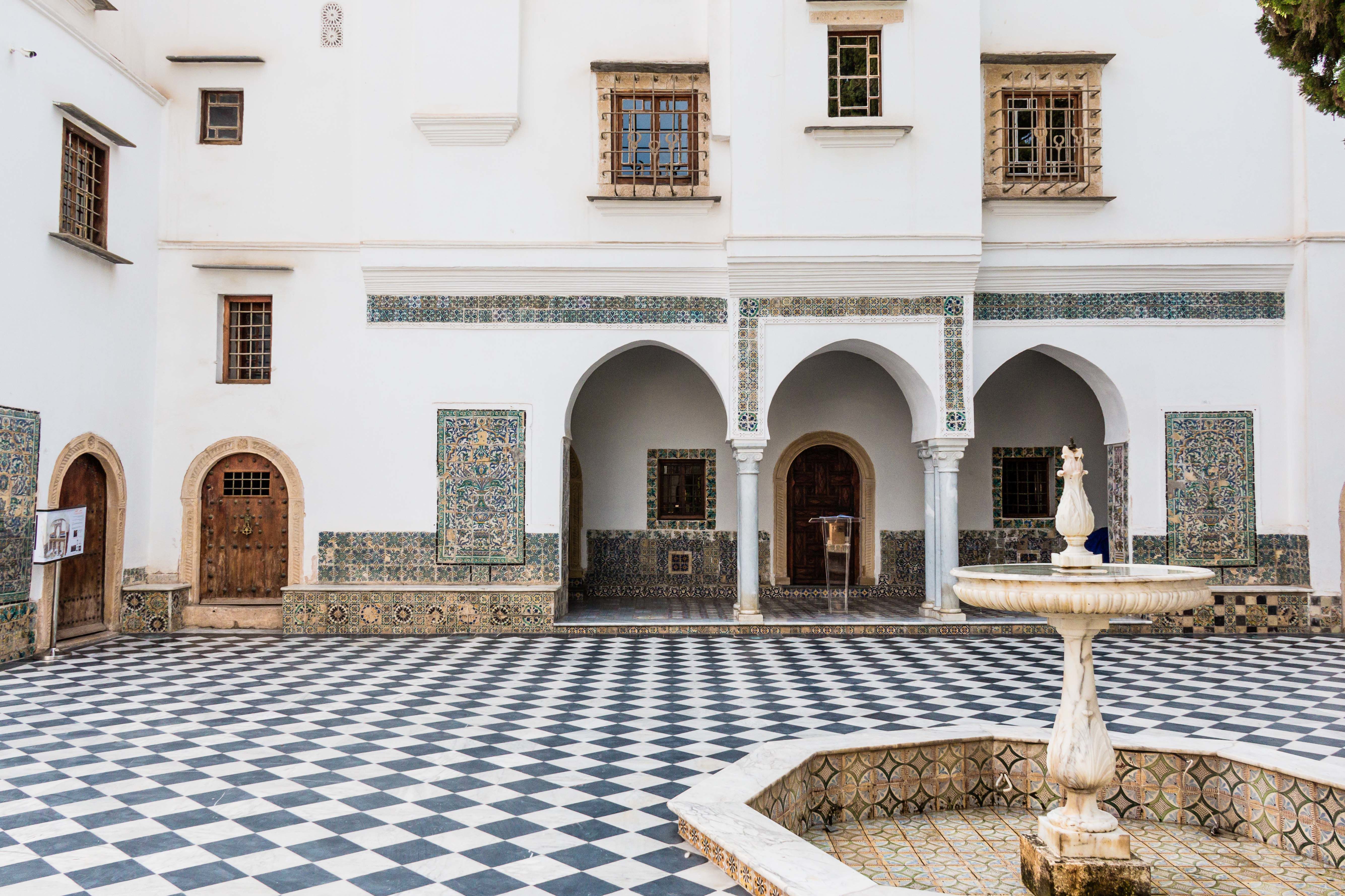 Alger - Musée Bardo - La cour et sa fontaine