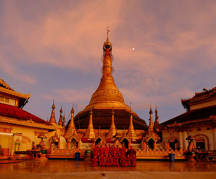 Colline de Mawlamyaine et ses pagodes, Birmanie