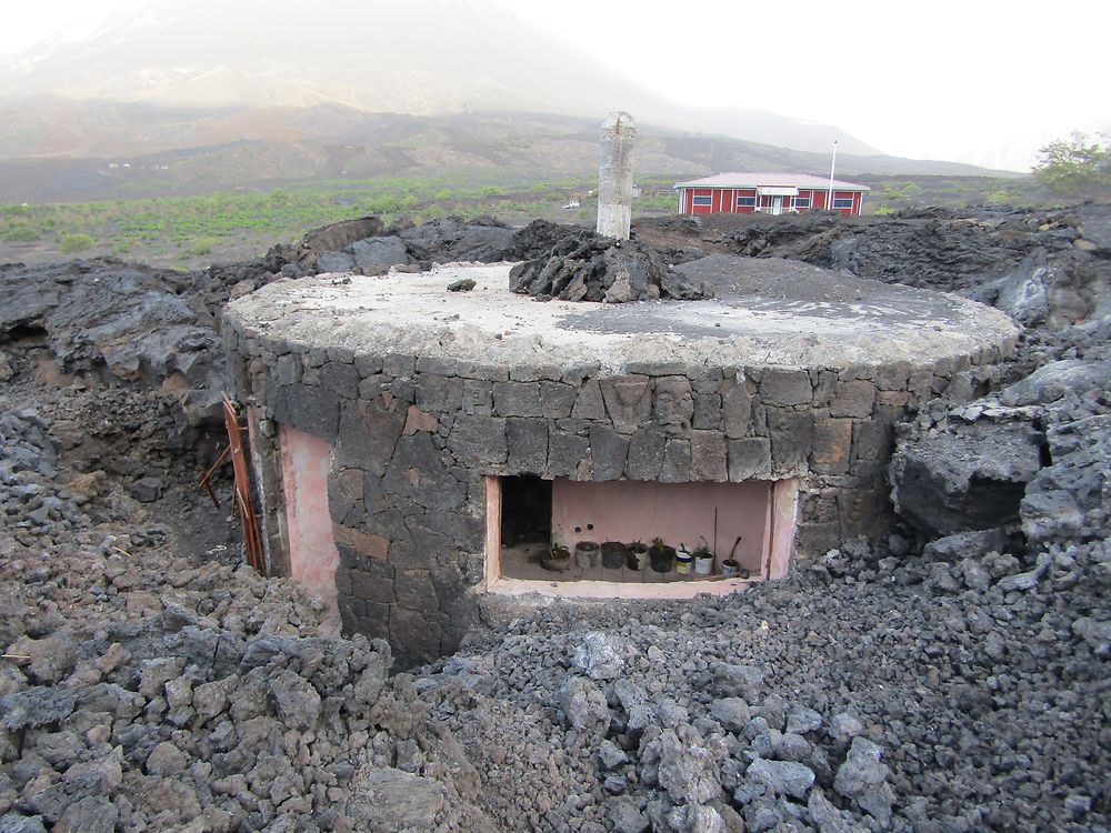 Maison engloutie... à Chã das Caldeiras