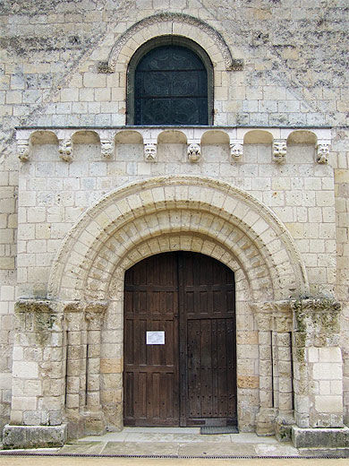 Porche d'entrée de l'église de Rochecorbon
