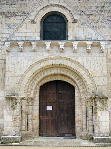 Porche d'entrée de l'église de Rochecorbon Porche d'entrée de l'église de Rochecorbon