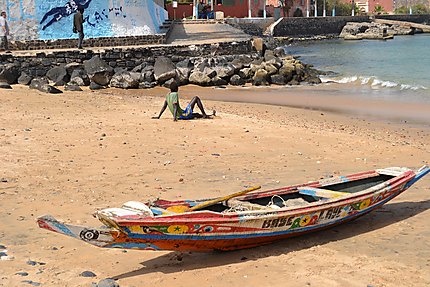 Sénégalais et pirogue sur l'Île de Gorée