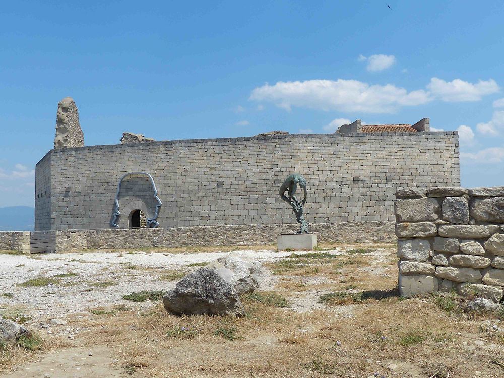 Visiter Château de Lacoste : préparez votre séjour et voyage Château de ...