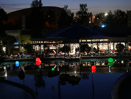 Une piscine de nuit au Parc du Futuroscope