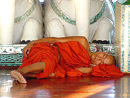 Sieste à la pagode de Shwedagon 