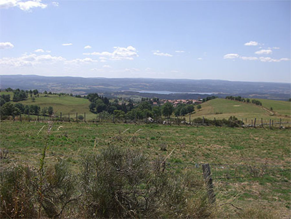 Vue sur le village de Pradelles et le lac de Naussac