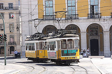 Les vieux tramways à la Place du Commerce