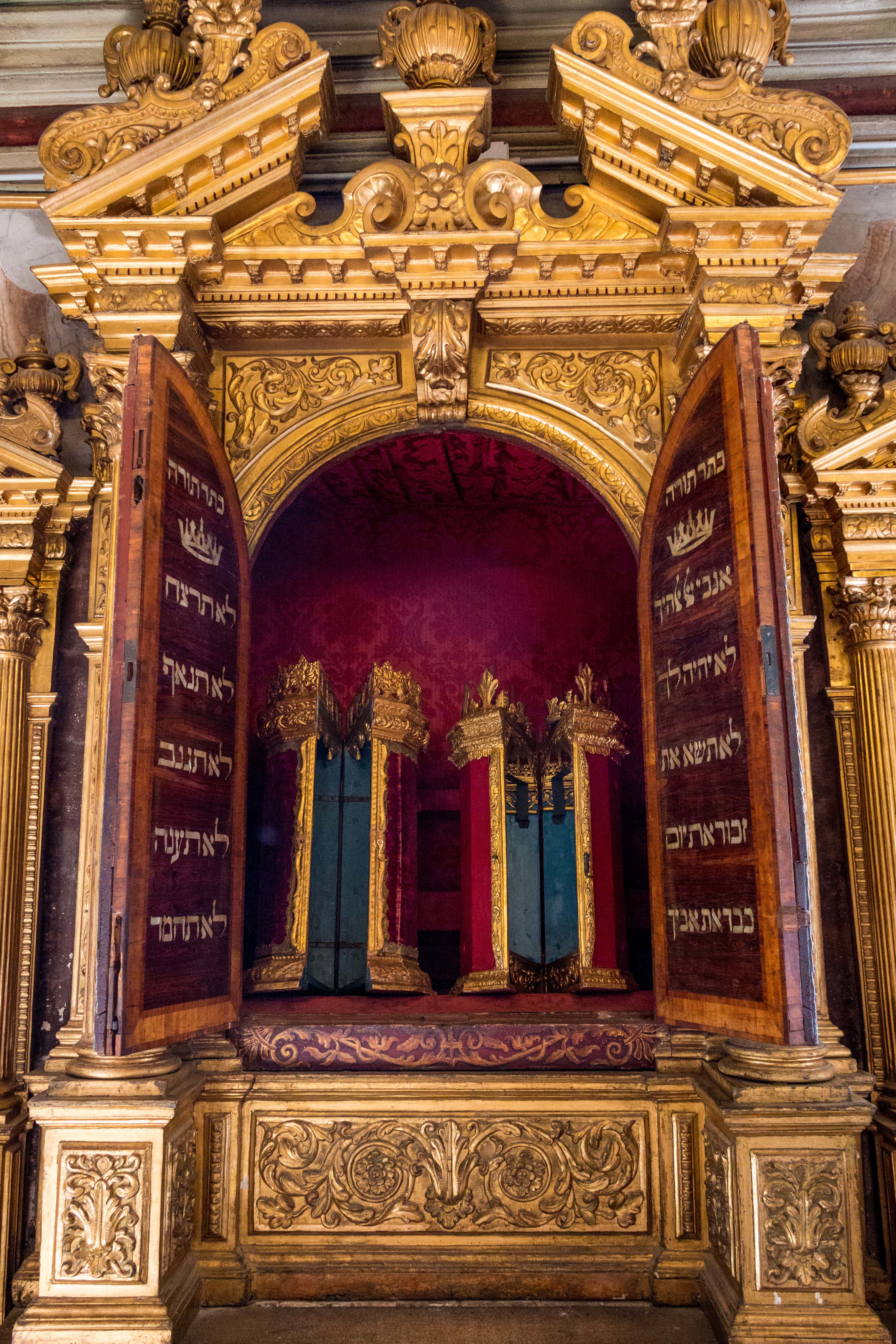 Synagogue Grande Tedesca : rouleaux de la Torah