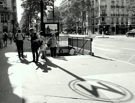 Scène de rue station du métro Courcelles