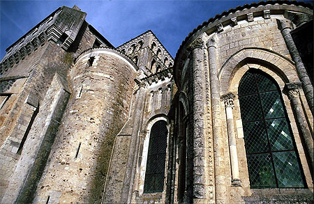 L'abbatiale de Saint-Jouin de Marnes L'abbatiale de Saint-Jouin de Marnes