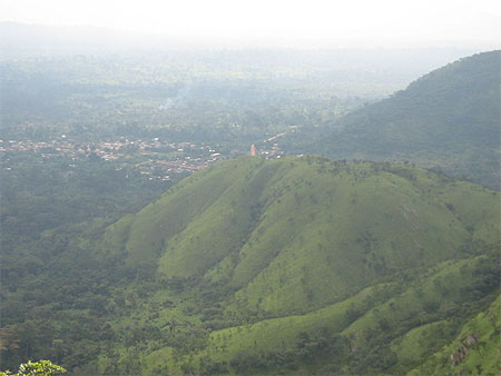 Vue partielle de Wli ( Ghana) depuis les montagnes de Yikpa (TOGO) Vue partielle de Wli ( Ghana) depuis les montagnes de Yikpa (TOGO)