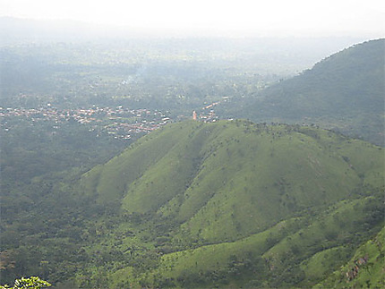Vue partielle de Wli ( Ghana) depuis les montagnes de Yikpa (TOGO)