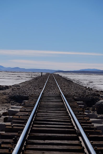 Chemin de fer traversant le désert du Sud-Lípez