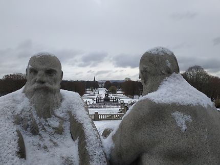 Des hommes sous la neige à Oslo