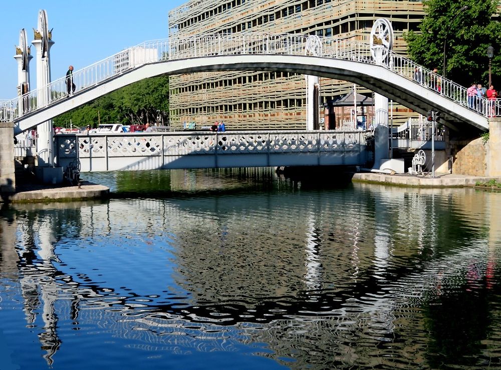 Le pont de Flandre et son reflet 