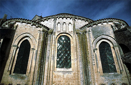 L'abbatiale de Saint Jouin de Marnes L'abbatiale de Saint Jouin de Marnes