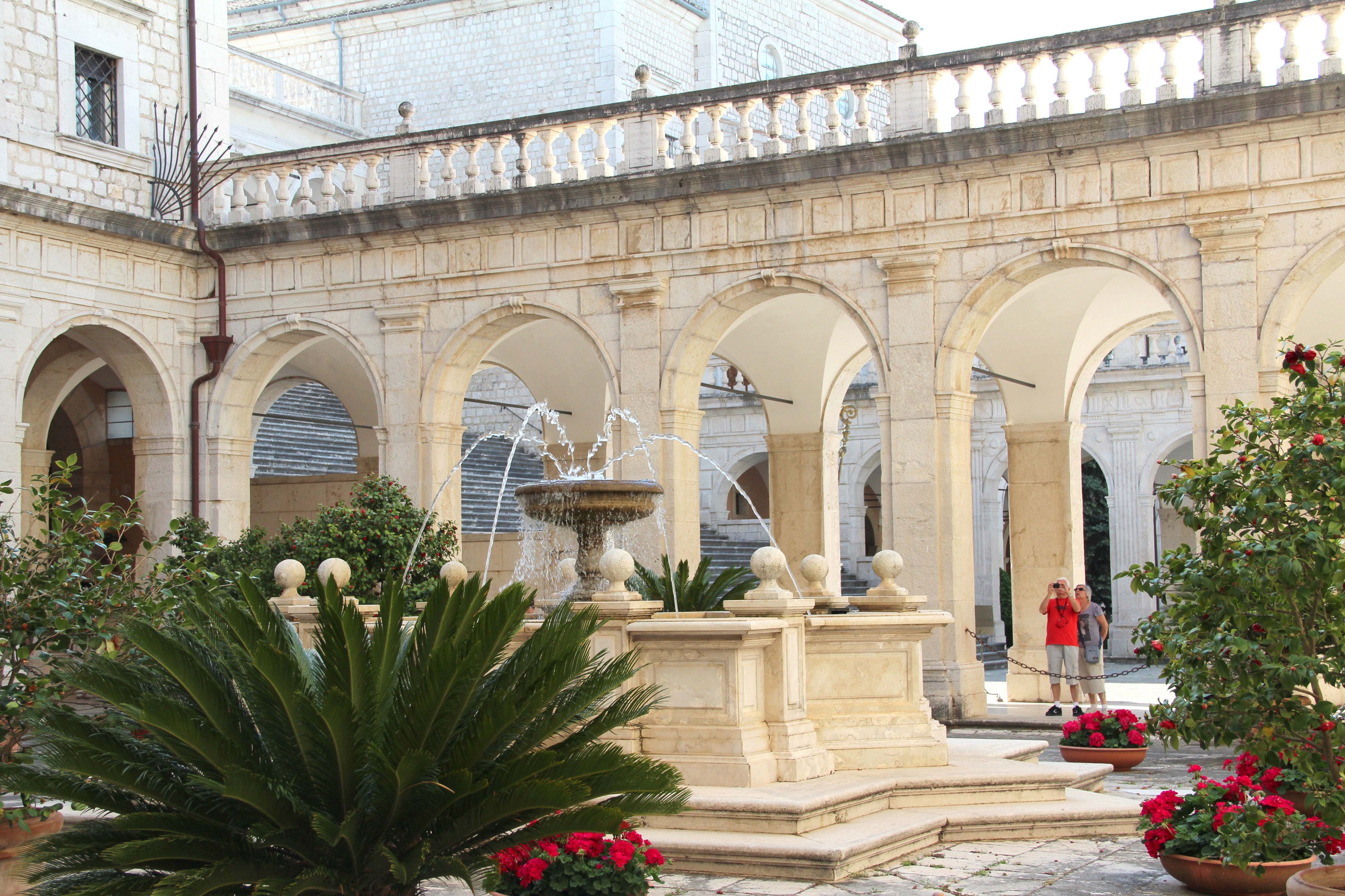 Cour intérieure de l'abbaye Monte Cassino Cour intérieure de l'abbaye Monte Cassino