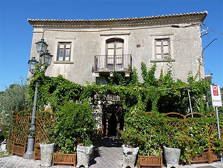 Maison où furent tournées les scènes du mariage du "Parrain" Maison où furent tournées les scènes du mariage du "Parrain"