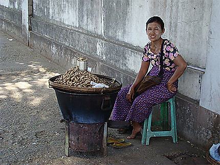 Vendeuse dans les rues de Rangoon
