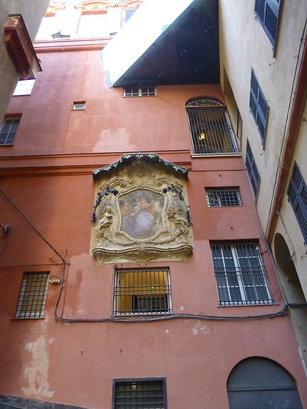 Oeuvre sur le coté du palais, Gênes