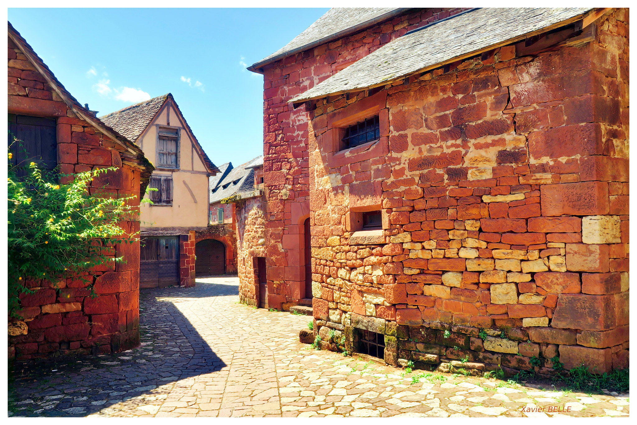 Petite rue tranquille à Collonges la Rouge Petite rue tranquille à Collonges la Rouge