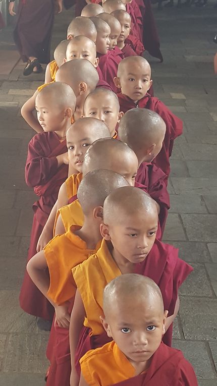 Jeunes moines du Palyul