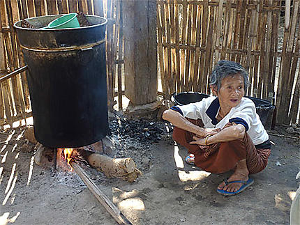 Distillation de l 'alcool de riz dans un village laotien
