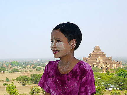 Petite birmane à Bagan 