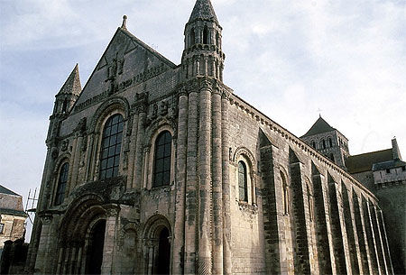 L'abbatiale de Saint Jouin de Marnes