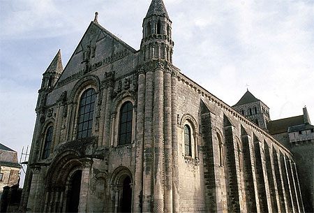 L'abbatiale de Saint Jouin de Marnes L'abbatiale de Saint Jouin de Marnes