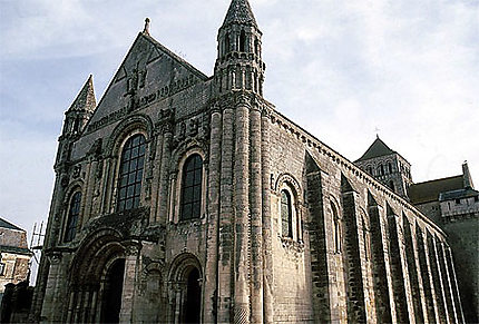 L'abbatiale de Saint Jouin de Marnes