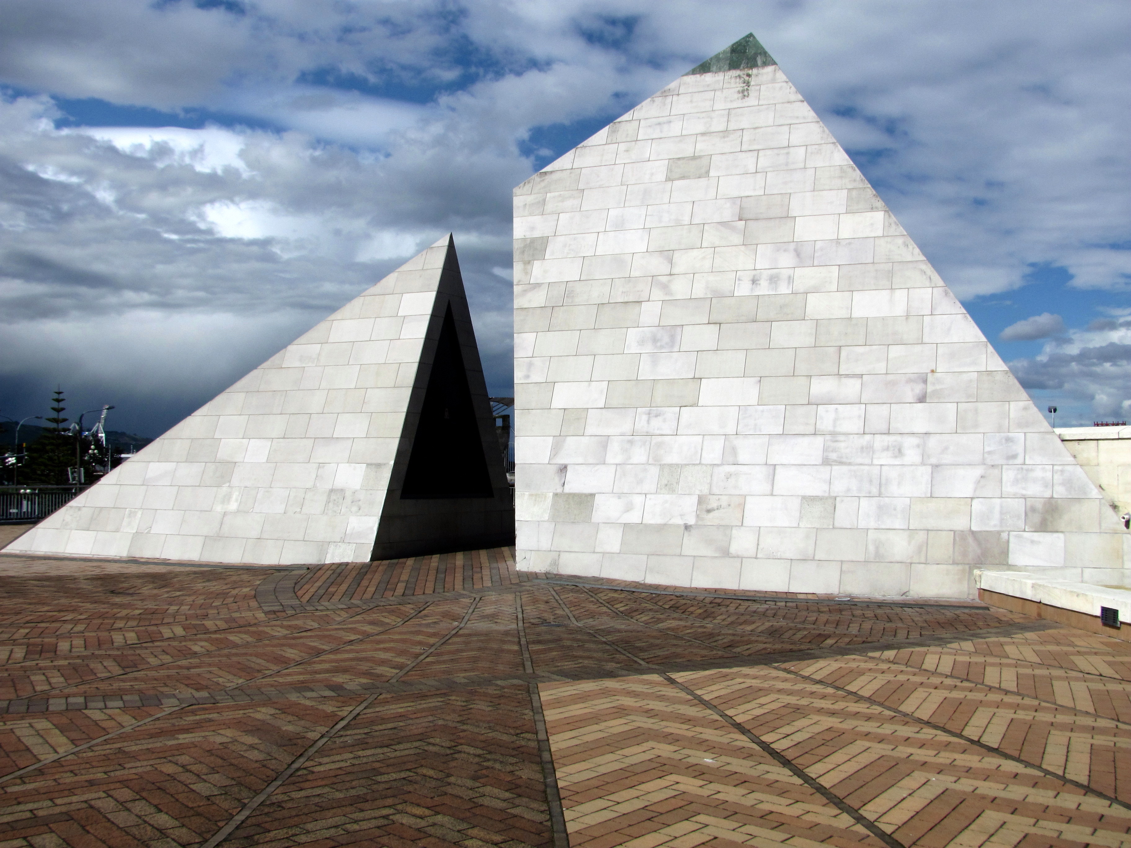 La Pyramide du Civic Square La Pyramide du Civic Square