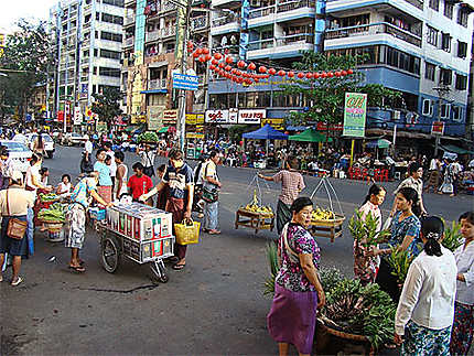 Marché dans les rues de Rangoon