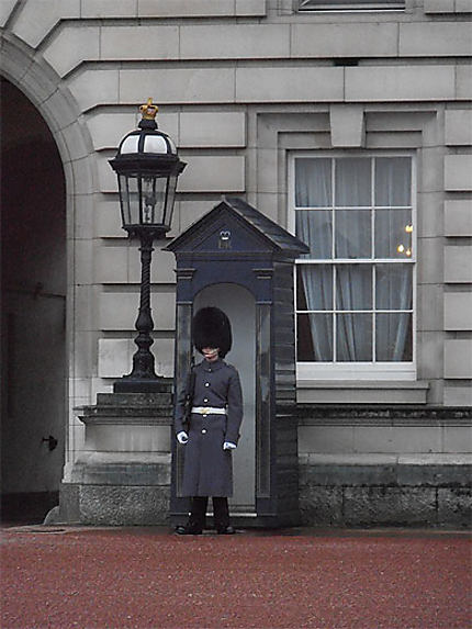 Garde devant Buckingham Palace